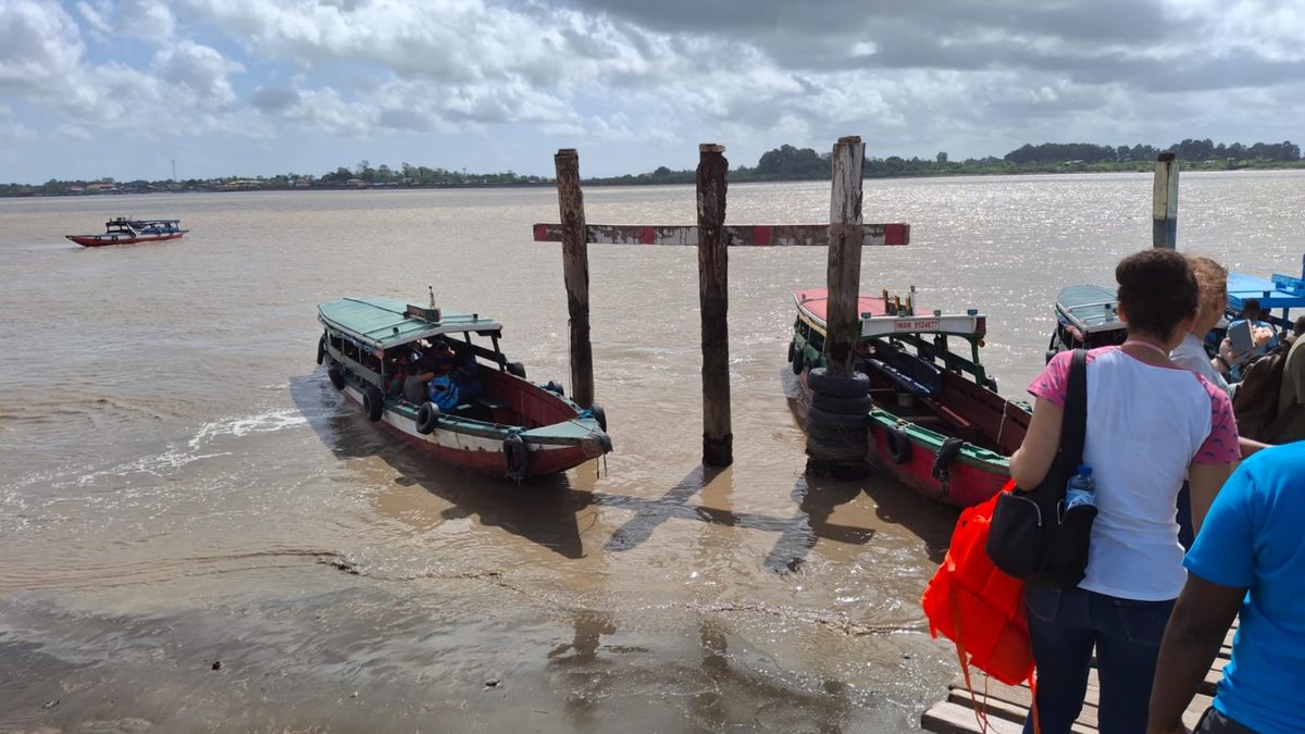Pirogues sur le fleuve