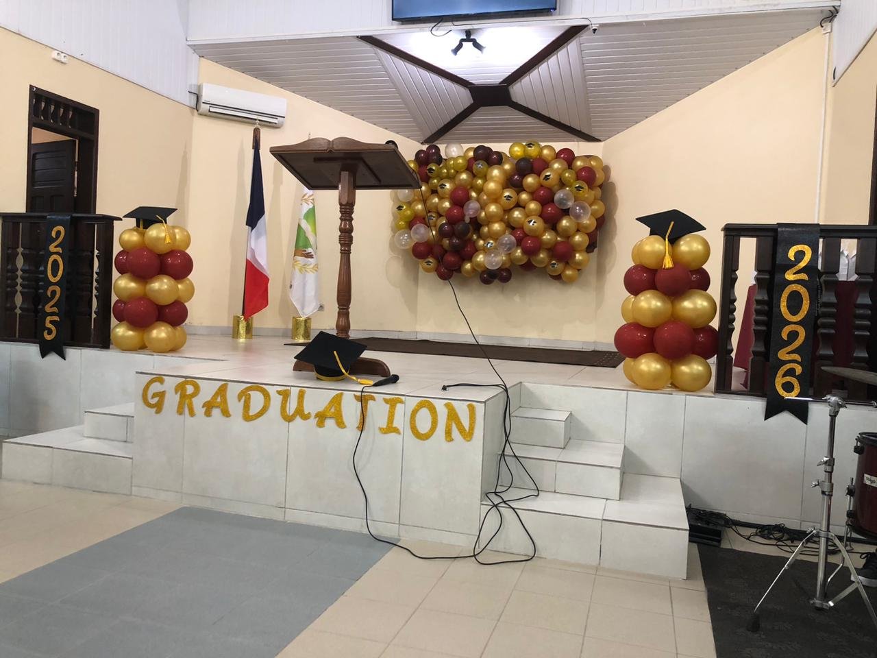 Scène décorée pour la cérémonie de graduation