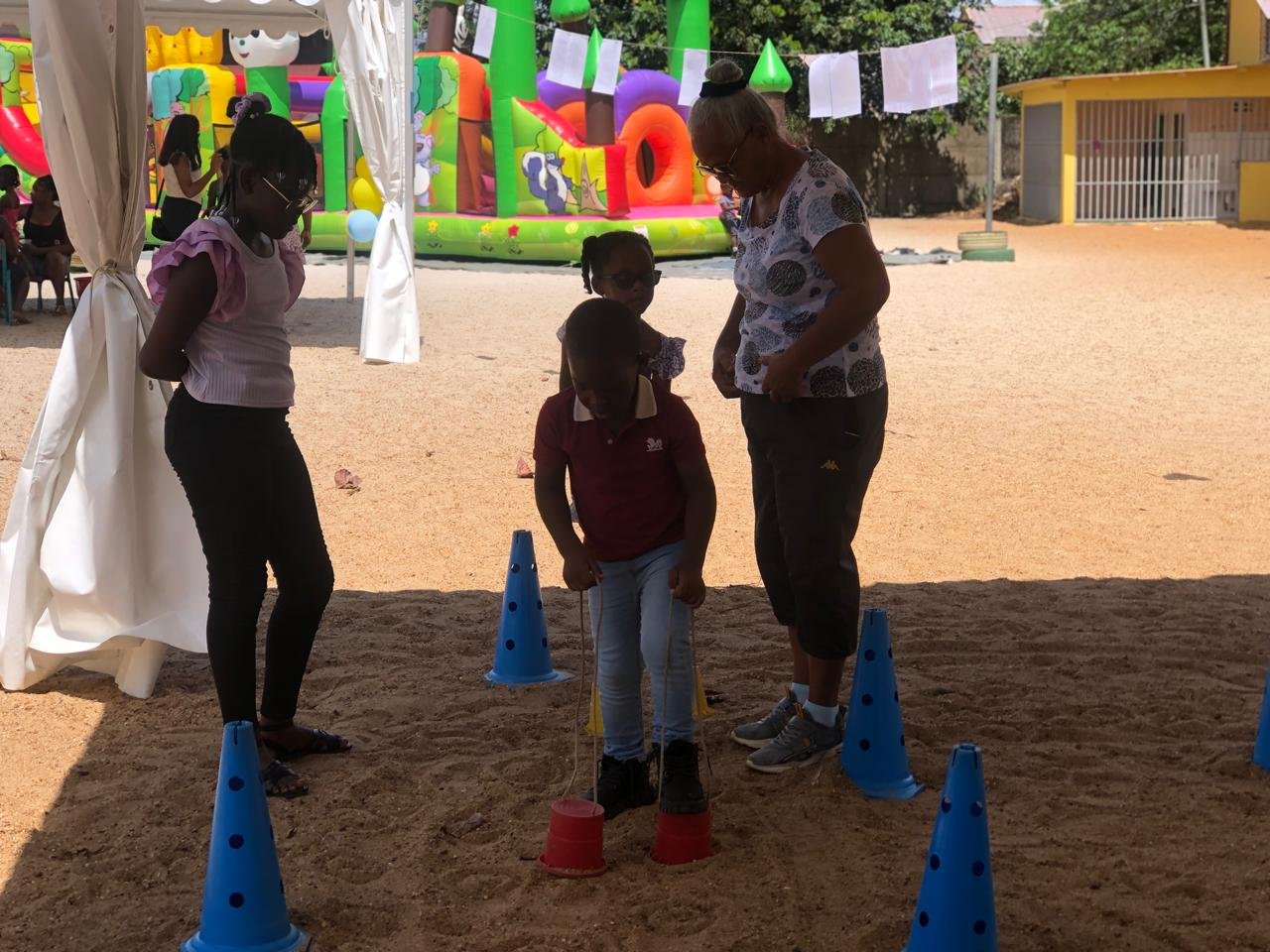 Jeux en bois pendant la fête de l'école