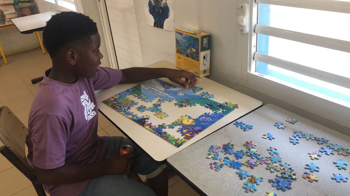 Enfant faisant un puzzle